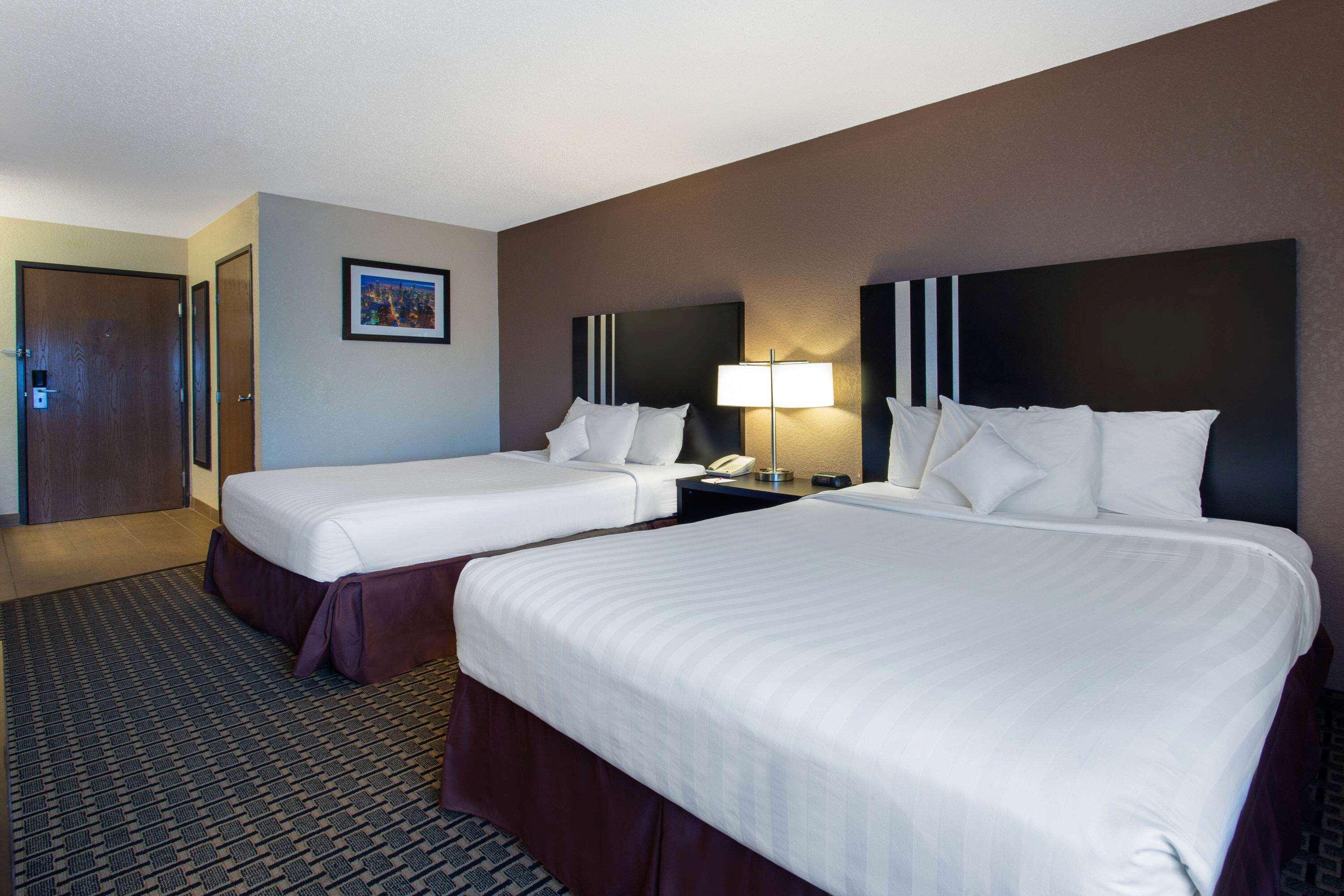 Hotel Ramada by Wyndham Glendale Heights/Lombard Exterior foto
