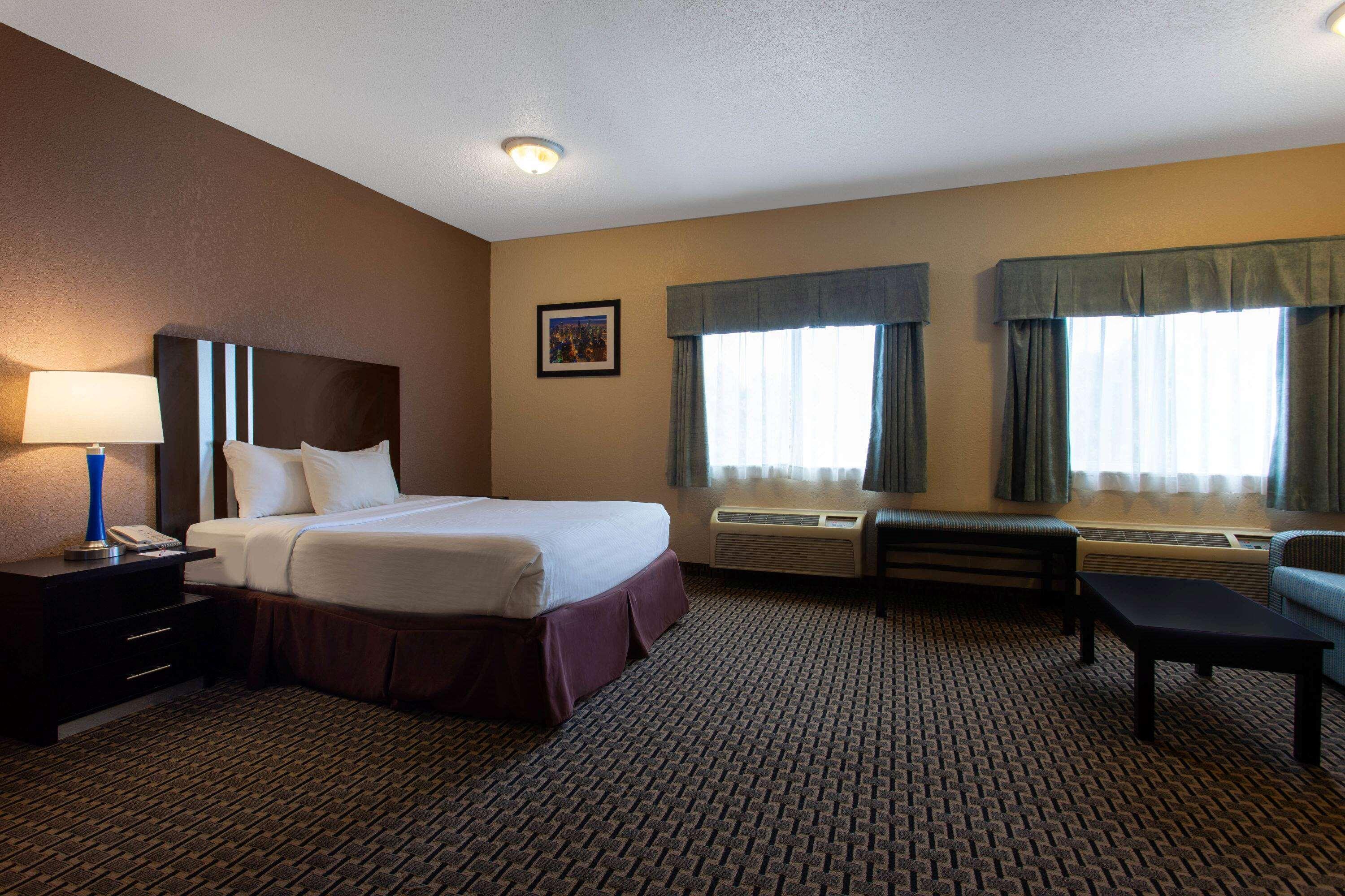 Hotel Ramada by Wyndham Glendale Heights/Lombard Exterior foto