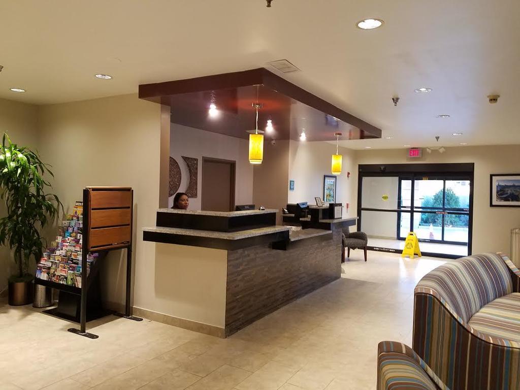 Hotel Ramada by Wyndham Glendale Heights/Lombard Exterior foto